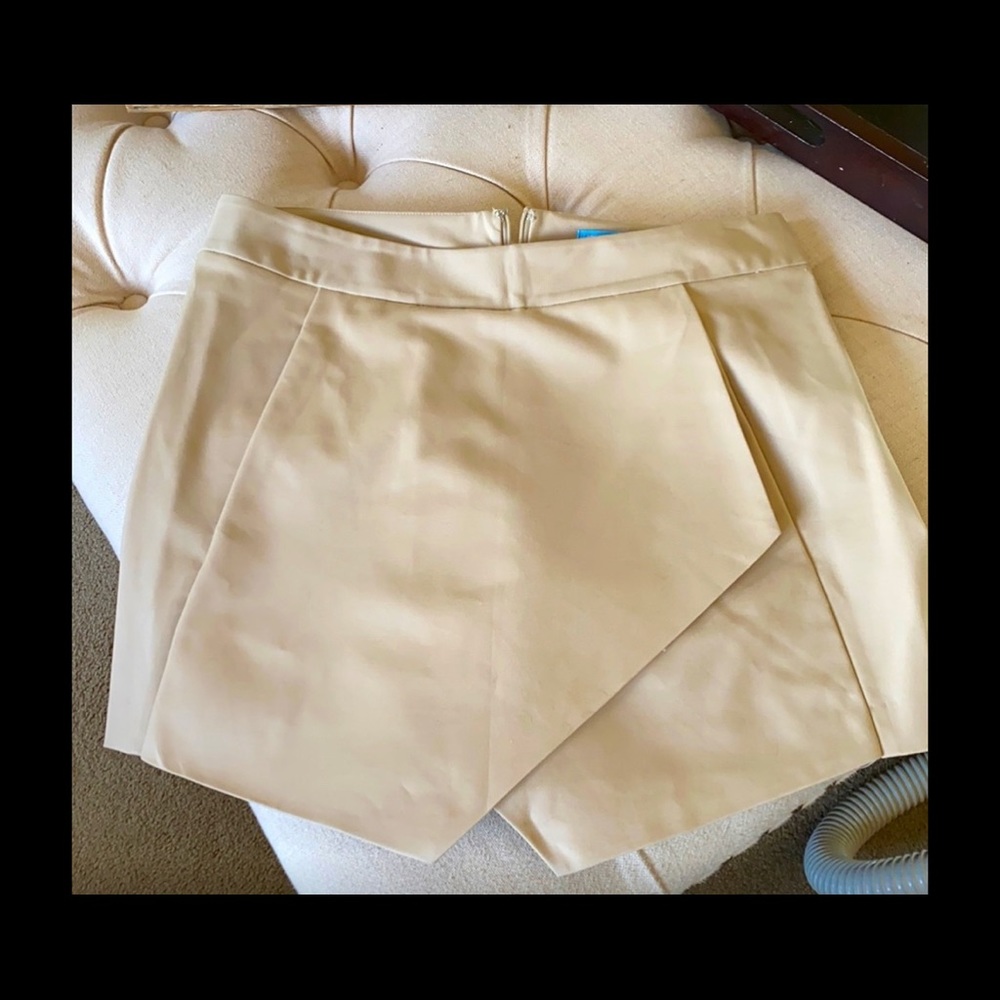 J McLaughlin tan skort 4 small